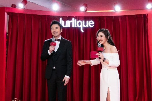 茱莉蔻攜手雷佳音空降南京德基 喜送新春佳音