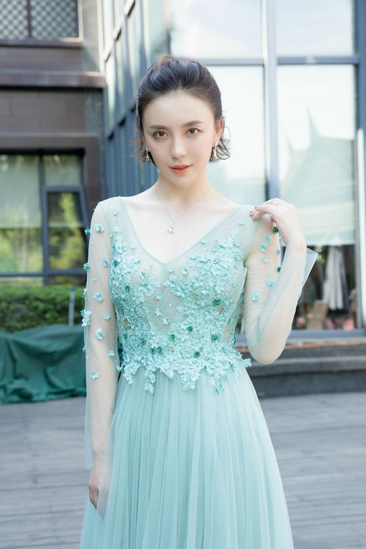 呂佳容曝水心禮服大片 淡綠色薄紗透視長(zhǎng)裙仙氣盎然