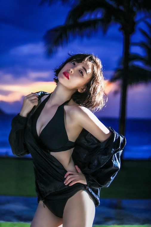 呂佳容曝黑系時(shí)尚大片 烈焰紅唇+泳衣搭配性感撩人