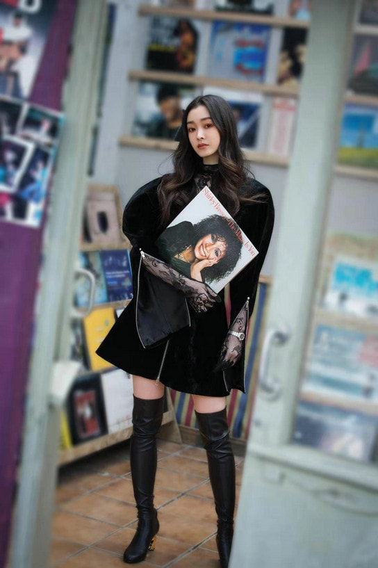 宋軼1031生日曝多組新潮街拍大片 百變穿搭盡展時(shí)尚表現(xiàn)力