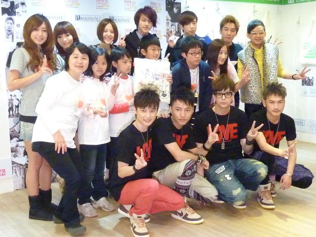 《消失打看》劇組人員出席活動(dòng)